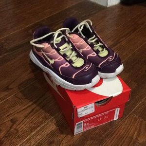 Nike Toddler girl sneakers-size 9c. Little air max